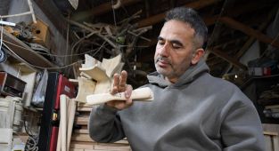 Evinin yanındaki atölyesinde Kafkas müzik kültürüyle özdeşleşen pheceg üretiyor