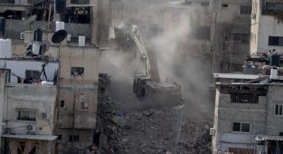 İşgalci İsrail ordusu, Batı Şeria'da Filistinlilere ait bir binayı yıktı