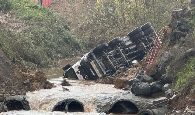 Sarıyerde yol çöktü: İki araç dereye düştü