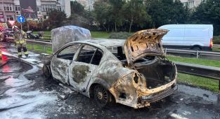 Seyir halindeki araç yandı, trafik yoğunluğu oluştu