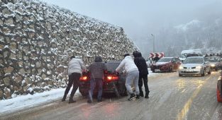 Uludağ'da kar yağışı nedeniyle yolda araç kuyruğu oluştu