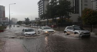 Antalya'da yollar göle döndü