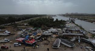 Antalya'yı hortum vurdu: Seralar büyük zarar gördü