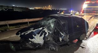Bariyerlere saplanan otomobil hurdaya döndü