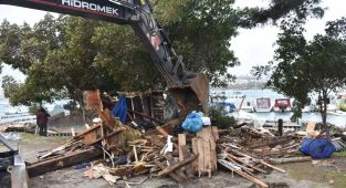 Bodrum'da kaçak yapılar yıkıldı