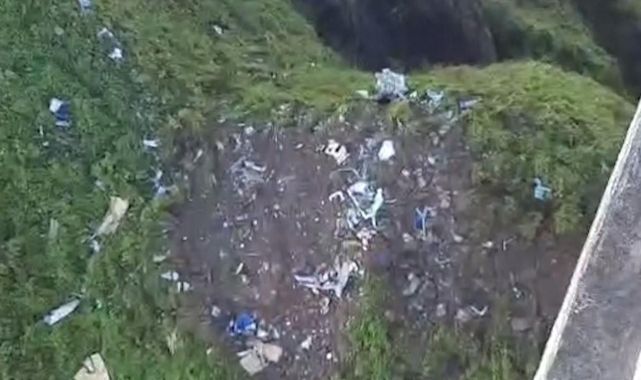 Endonezya'da dağlık alanda kaybolan uçağın enkazına ulaşıldı