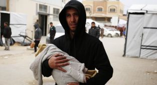 Gazze'de insanlık donuyor: 10 çocuk soğuktan can verdi