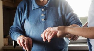 Genç kalmanın yeni reçetesi: Başkasına el uzatmak yaşlanmayı yavaşlatıyor