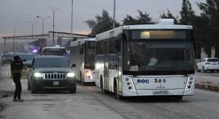 Halepte, tahliye edilmeyi kabul eden terör örgütü YPG mensupları otobüslerle Tabkaya gönderildi