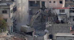 İşgalci İsrail, Batı Şeria'da Filistinlilere ait 3 evi yıktı