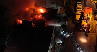 İstanbul'da 5 katlı binanın çatısında yangın