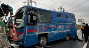 İstanbul'da cezaevi nakil aracı devrildi: 19 yaralı