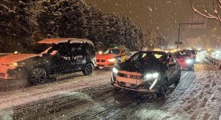 İstanbul'da kar yağışı: Araçlar yolda kaldı