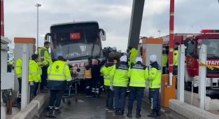 İstanbul'da yolcu otobüsünün çarptığı otomobil gişede sıkıştı: 2 ölü