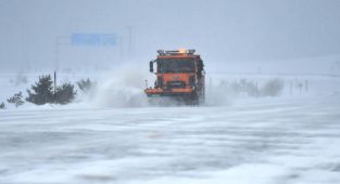 Kar nedeniyle kapanan Sivas Kayseri kara yolu ulaşıma açıldı
