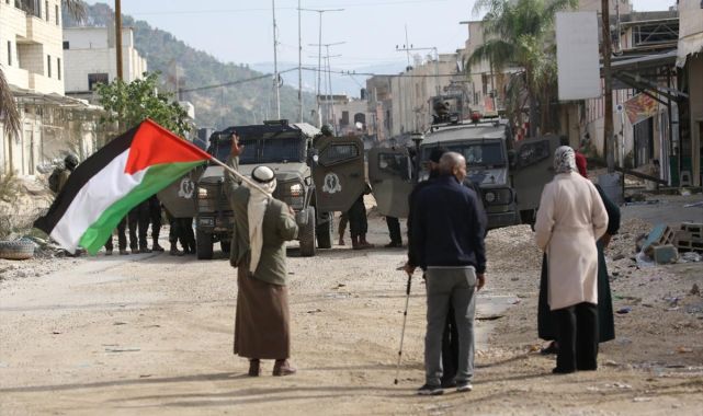 Katil İsrail askerlerinin Gazze'de açtığı ateş sonucu 1'i çocuk 2 kişi hayatını kaybetti