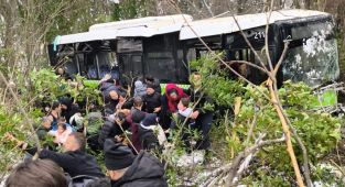 Kocaeli'de yolcu otobüsü şarampole yuvarlandı: 24 yaralı