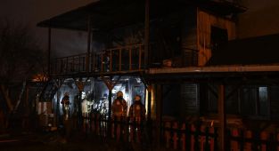 Sancaktepe'de gecekonduda çıkan yangın söndürüldü