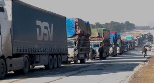 Suriye hükümeti, Ayn elArap'a 24 araç yardım malzemesi gönderdi