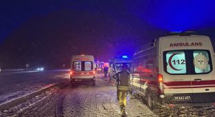 Tokat'ta yolcu otobüsünün tıra çarptığı kazada 13 kişi yaralandı