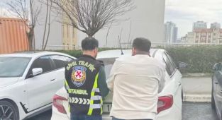 Trafikte araç camını kıran saldırgan sürücü gözaltına alındı