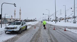 Yoğun kar sonrası çığ düştü, BayburtErzurum yolu kapandı