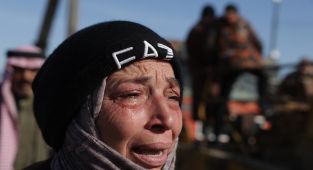YPG'den kurtarılan Aktan Hapishanesi önünde Suriyeli aileler sevdiklerini arıyor