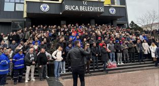 Alacakları ödenmeyen Buca Belediyesi işçileri iş bıraktı