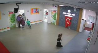 Anaokulu öğrencilerinin bayrak sevgisi güvenlik kamerasında
