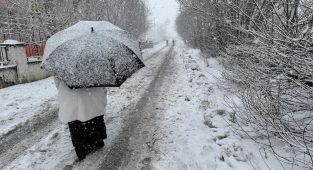 Ardahan'da yoğun kar: Yollar kapalı, okullar tatil