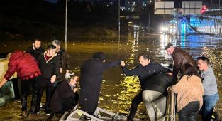 Aydın'ı sağanak vurdu: Yollar göle döndü, araçlar suya gömüldü