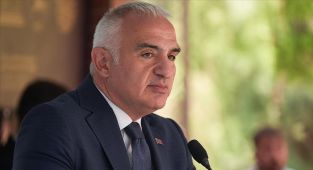 Bakan Ersoy: Türkiye'nin dört bir yanına bilgiyi, kültürü ve iyiliği taşımaya devam ediyoruz