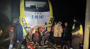 Balıkesir'de yolcu treninin lokomotifi, düşen kaya parçası nedeniyle raydan çıktı