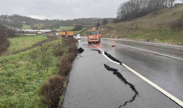 Balıkesir'i sağanak vurdu, yol yarıldı