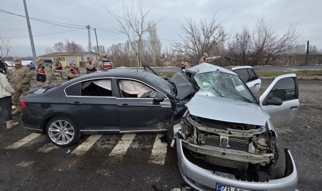 Bingöl'de iki otomobil çarpıştı: 2 ölü, 4 yaralı
