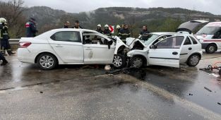Burdur'da otomobiller kafa kafaya çarpıştı: Ölü ve yaralılar var