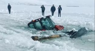 Çıldır Gölü'nde buz kırıldı, traktör suya gömüldü