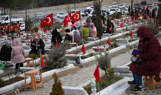 Depremlerde yakınlarını kaybedenler kabirleri ziyaret ediyor