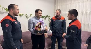 Depremzede aşçı, kendisini kurtaran AFAD ekibiyle buluştu