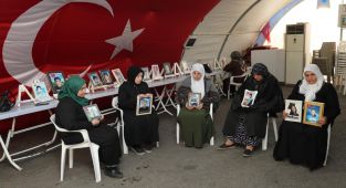 Diyarbakır anneleri ramazanda da evlatları için nöbette