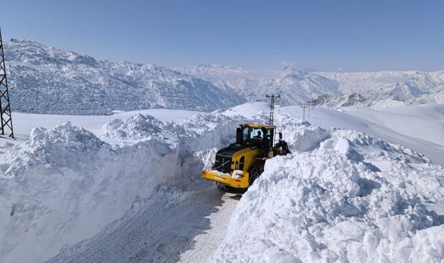 Doğu'da yoğun kar ulaşımı durma noktasına getirdi
