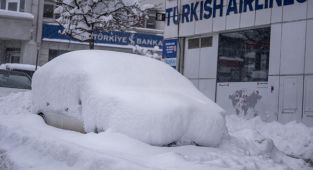 Erzurum'da araçlar kar altında kayboldu