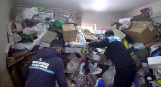 Erzurumda bir evden 25 ton çöp çıkarıldı