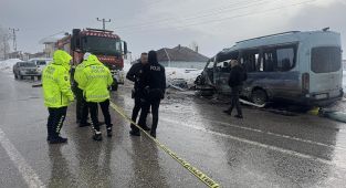 Hakkari'de otobüs ile minibüs çarpıştı: 18 yaralı