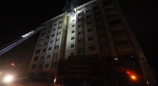 Hatay'da 8 katlı binada yangın: 13 kişi dumandan etkilendi