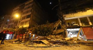 Hatay'da hasarlı bina yıkım esnasında çöktü