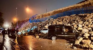 Hatay'da istinat duvarı çöktü: 6 araç hasar aldı
