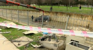 İki araç çarpıştı, otomobillerden biri dereye uçtu