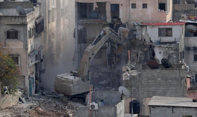 İşgalci İsrail ordusu, Batı Şeria'da Filistinlilere ait bir binayı ve kafeyi yıktı