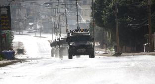 İşgalci İsrail ordusu, Batı Şeria'daki baskınlarda bir kişiyi yaraladı, 35 kişiyi gözaltına aldı